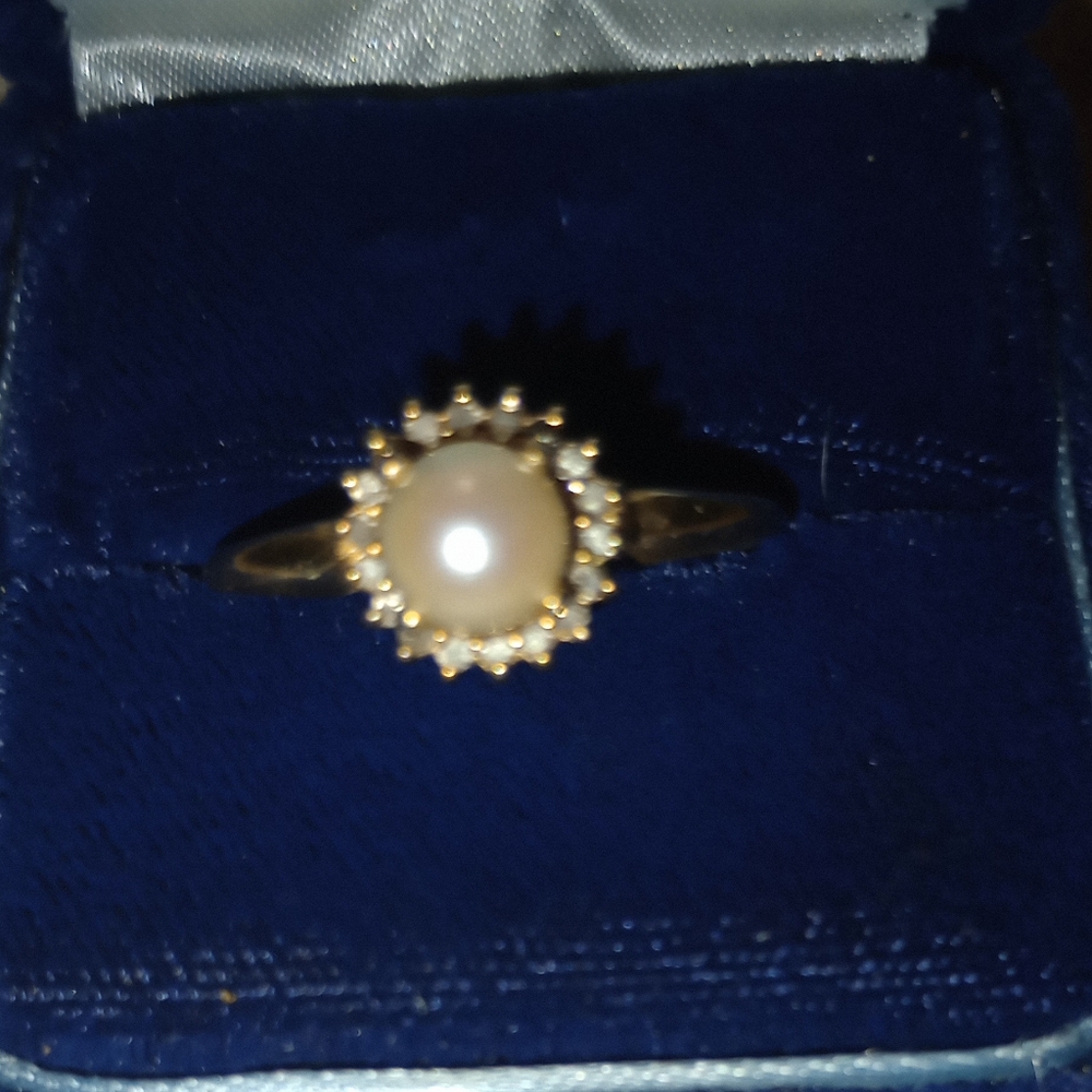 Beautiful 10K diamond Halo Pearl ring size 10 1/2  3.8G